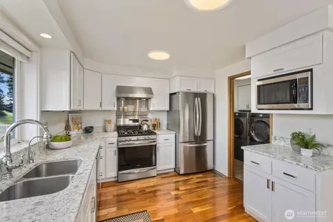 Kitchen - 2370 Mchugh Ave, Enumclaw, WA 98022 photo 4 of 5