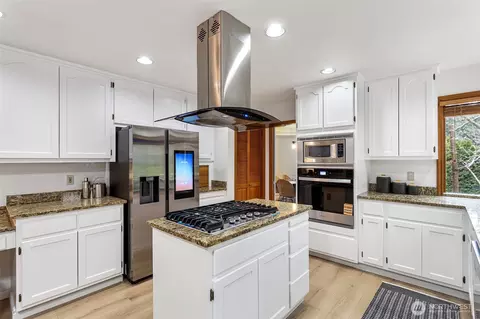 Kitchen - 18632 29th Ave SE, Bothell, WA 98012 photo 4 of 4