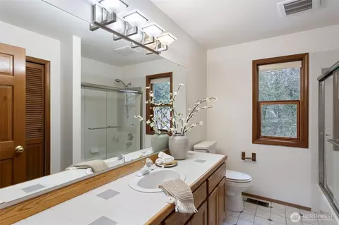 Bath - 18632 29th Ave SE, Bothell, WA 98012 photo 2 of 4