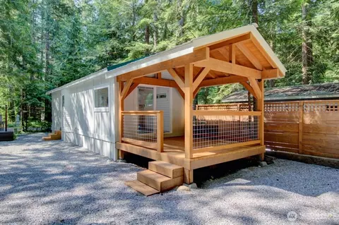 92 Riverside Dr, Deming, WA 98244