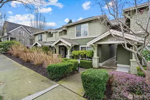 1905 24th Ave NE #202, Issaquah, WA 98029