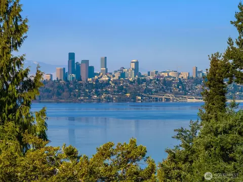 4701 84th Ave SE, Mercer Island, WA 98040