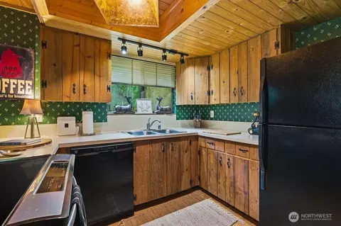 Kitchen - 16221 Birch Way E, Greenwater, WA 98022 photo 2 of 2