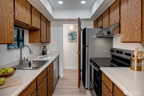 Kitchen - 9517 NE 180th St #B203, Bothell, WA 98011 photo 2 of 2