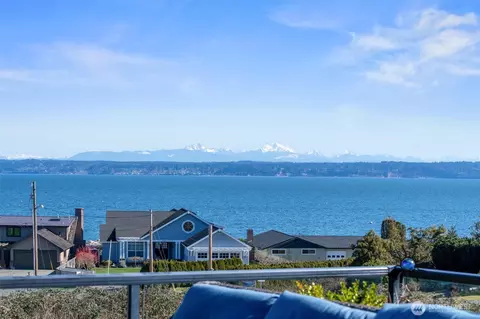 1433 Country Club Dr, Camano Island, WA 98282