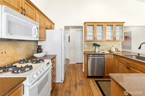 Kitchen - 19424 2nd Dr SE #B, Bothell, WA 98012 photo 2 of 4