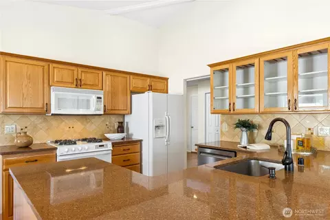 Kitchen - 19424 2nd Dr SE #B, Bothell, WA 98012 photo 3 of 4