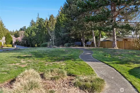 Exterior - 19424 2nd Dr SE #B, Bothell, WA 98012 photo 4 of 14
