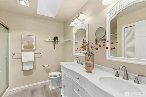 Bath - 19424 2nd Dr SE #B, Bothell, WA 98012 photo 1 of 2