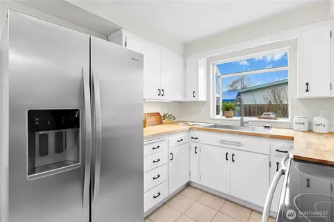 Kitchen - 2311 Jade Ave, Everett, WA 98201 photo 3 of 3