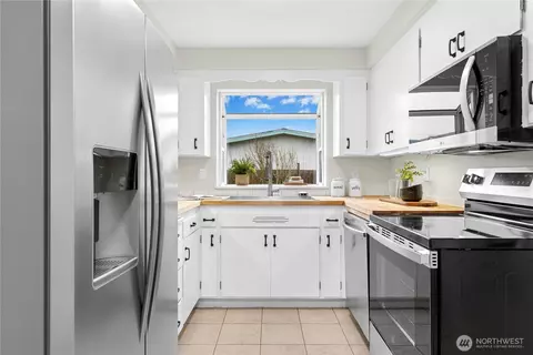 Kitchen - 2311 Jade Ave, Everett, WA 98201 photo 2 of 3