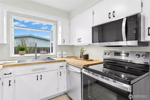 Kitchen - 2311 Jade Ave, Everett, WA 98201 photo 1 of 3