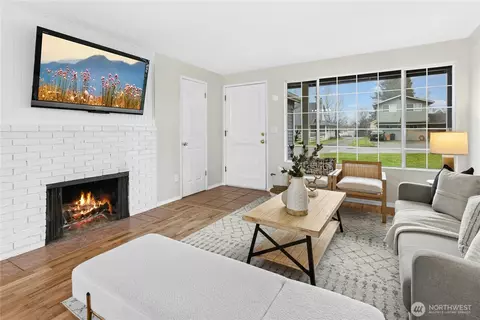 Living - 2311 Jade Ave, Everett, WA 98201 photo 2 of 4