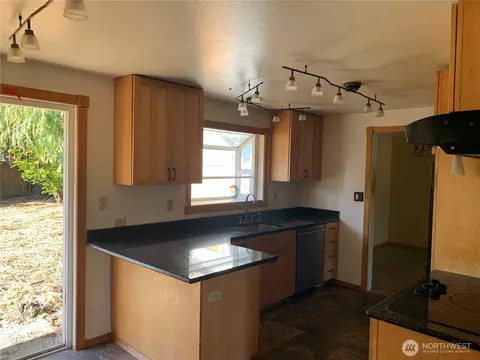 Kitchen - 19424 Winesap Rd, Bothell, WA 98012 photo 2 of 2