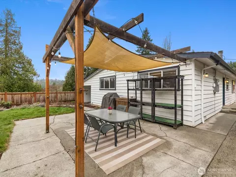 Exterior - 18604 105th Ave NE, Bothell, WA 98011 photo 6 of 10