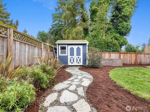 Exterior - 18604 105th Ave NE, Bothell, WA 98011 photo 7 of 10
