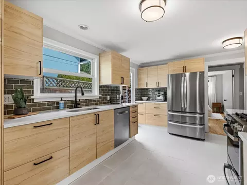 Kitchen - 18604 105th Ave NE, Bothell, WA 98011 photo 2 of 6