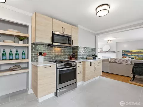 Kitchen - 18604 105th Ave NE, Bothell, WA 98011 photo 5 of 6