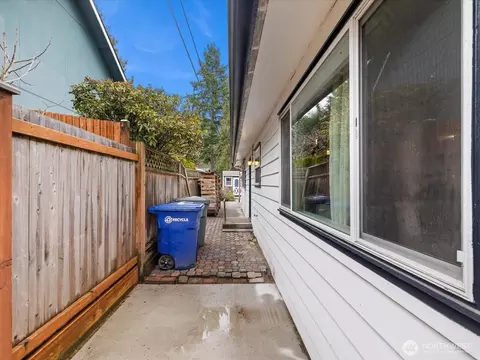 Exterior - 18604 105th Ave NE, Bothell, WA 98011 photo 3 of 10
