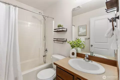 Bath - 401 126th Pl SE #B, Everett, WA 98208 photo 4 of 4