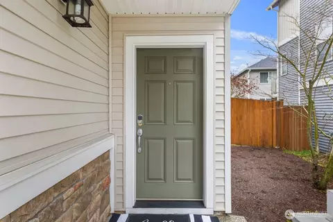Entry Way - 401 126th Pl SE #B, Everett, WA 98208 photo 1 of 2