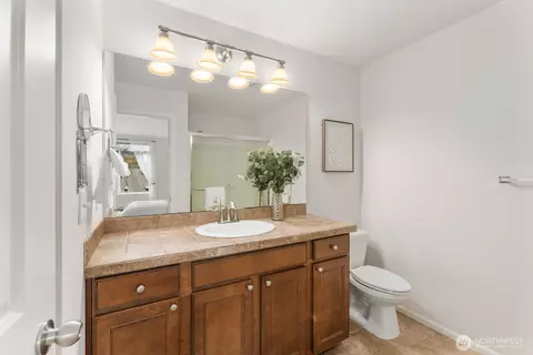 Bath - 401 126th Pl SE #B, Everett, WA 98208 photo 2 of 4