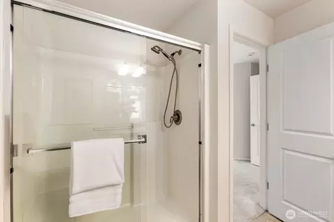 Bath - 401 126th Pl SE #B, Everett, WA 98208 photo 3 of 4