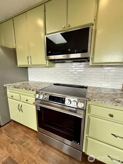 Kitchen - 2270 S 7th Ave, Sequim, WA 98382 photo 3 of 3