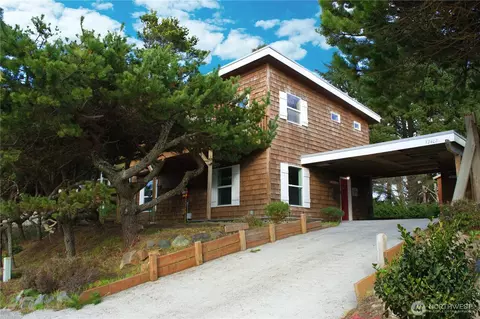 32400 J Pl, Ocean Park, WA 98640