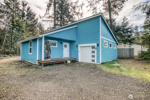616 Sunset Ave NE, Ocean Shores, WA 98569