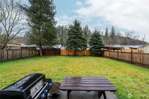 Exterior - 512 Walnut Ave, Sultan, WA 98294 photo 4 of 8