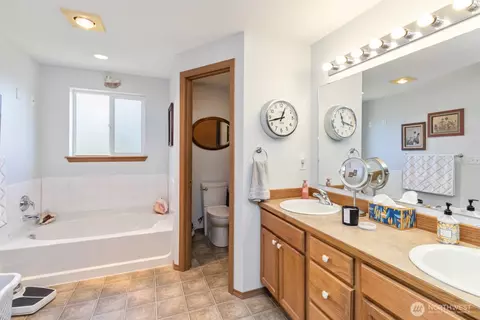 Bath - 413 Haywire Rd, Winlock, WA 98596 photo 1 of 2