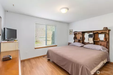 Bedroom - 413 Haywire Rd, Winlock, WA 98596 photo 4 of 5