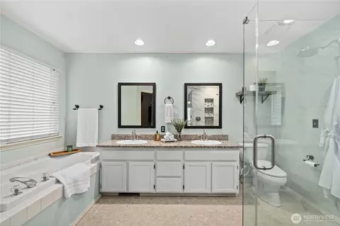 Bath - 3249 Lois Ln, Enumclaw, WA 98022 photo 1 of 4