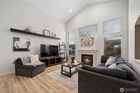 Living - 3249 Lois Ln, Enumclaw, WA 98022 photo 2 of 3