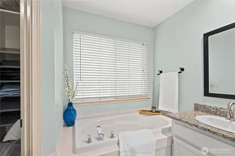 Bath - 3249 Lois Ln, Enumclaw, WA 98022 photo 3 of 4