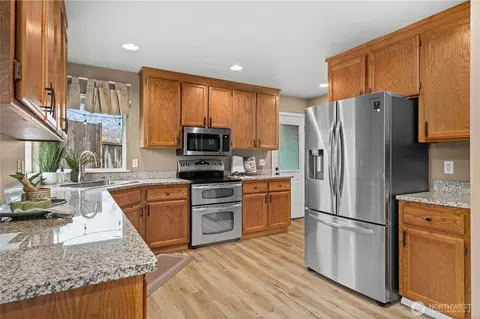 Kitchen - 3249 Lois Ln, Enumclaw, WA 98022 photo 2 of 3