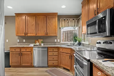 Kitchen - 3249 Lois Ln, Enumclaw, WA 98022 photo 3 of 3
