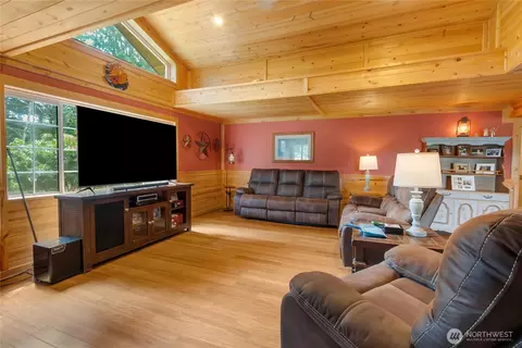 Living - 19127 Patterson Rd E, Orting, WA 98360 photo 2 of 3