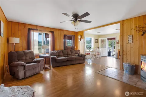 Living - 19127 Patterson Rd E, Orting, WA 98360 photo 3 of 3