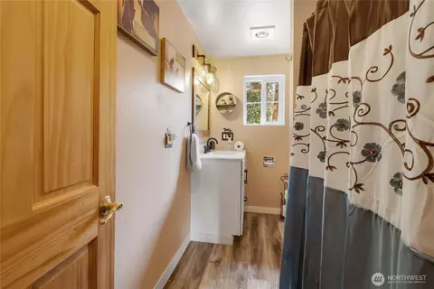 Bath - 19127 Patterson Rd E, Orting, WA 98360 photo 2 of 3