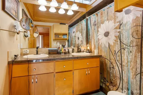 Bath - 19127 Patterson Rd E, Orting, WA 98360 photo 1 of 3
