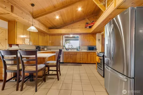 Kitchen - 19127 Patterson Rd E, Orting, WA 98360 photo 2 of 4