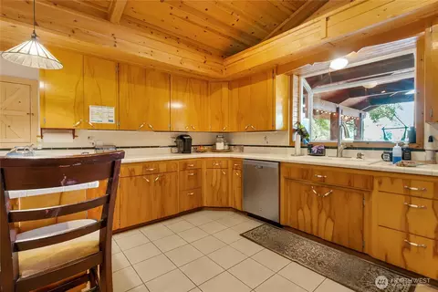 Kitchen - 19127 Patterson Rd E, Orting, WA 98360 photo 3 of 4