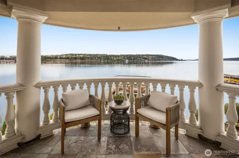 17765 Beach Dr NE, Lake Forest Park, WA 98155
