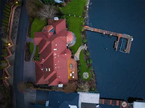 17765 Beach Dr NE, Lake Forest Park, WA 98155