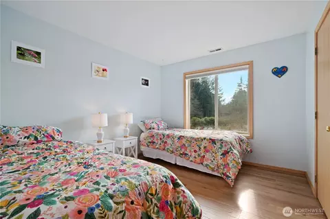 Bedroom - 520 Grandview Dr, Sequim, WA 98382 photo 4 of 5