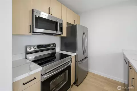 3233 NE 12th St #201, Renton, WA 98056