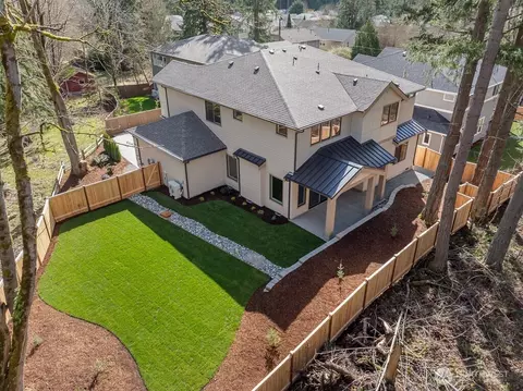 24922 SE 17th St #1, Sammamish, WA 98075