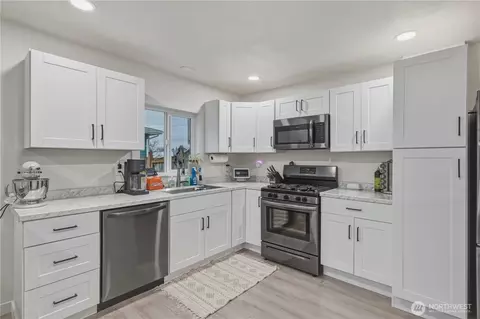 Kitchen - 107 River St, Everson, WA 98247 photo 2 of 3